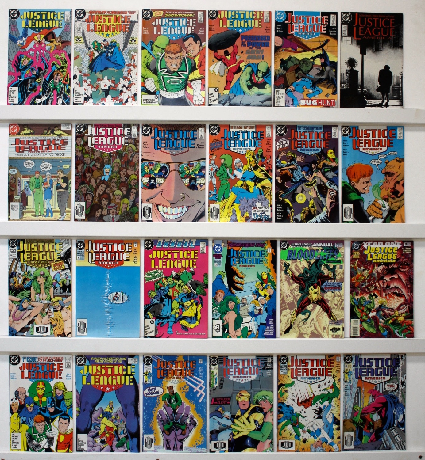 Justice League Of America  Lot Of  98 Comics - Primary